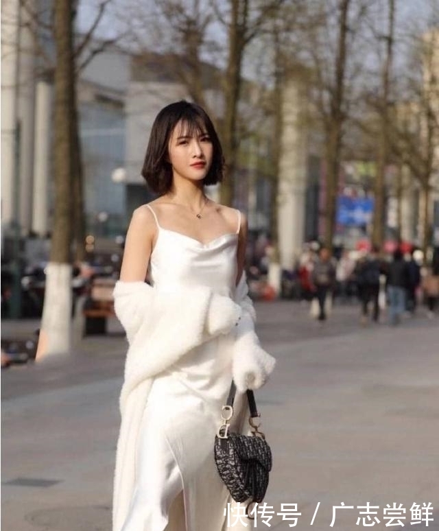 『显出』路人街拍,黑色连衣裙显出小姐姐的温柔美丽,简洁大方