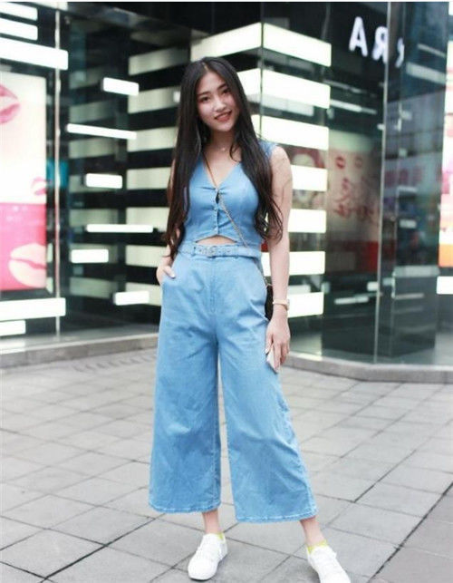  衬衣|街拍：美女浅蓝色衬衣配紧身牛仔，长相清秀，温婉可人