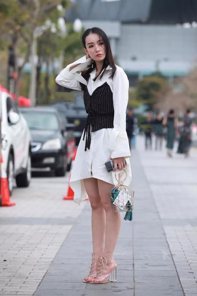 美女小姐姐纯真秀丽穿搭清凉，身材真高挑!