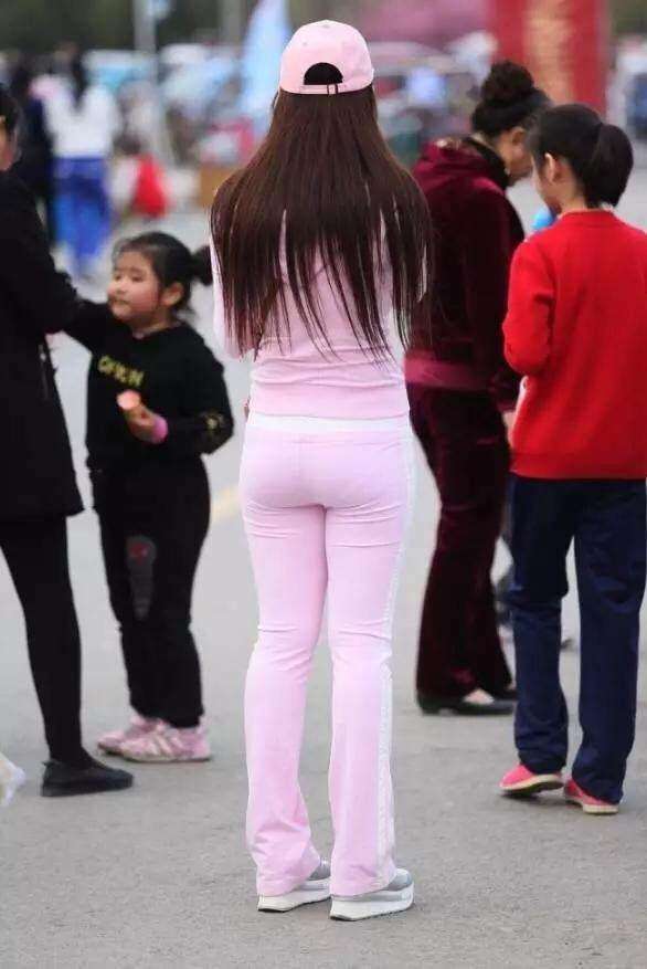 街拍: 紧身裤的美艳辣妈, 粉粉的很好看