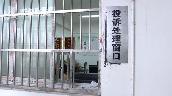 无证摊贩物品被扣 吃维生素片假装服毒威胁城管