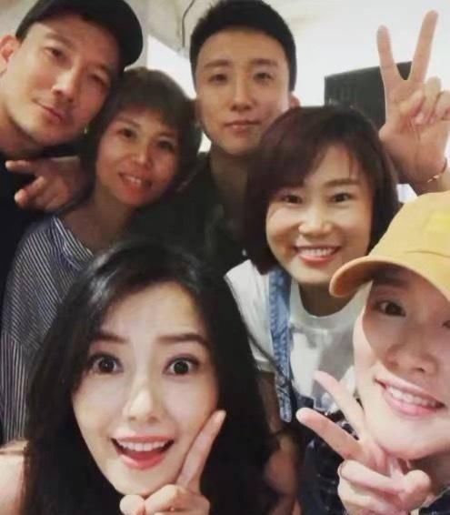  『产后』高圆圆产后素颜显年纪？发际线太高了，手指暴露了婚后真实状态