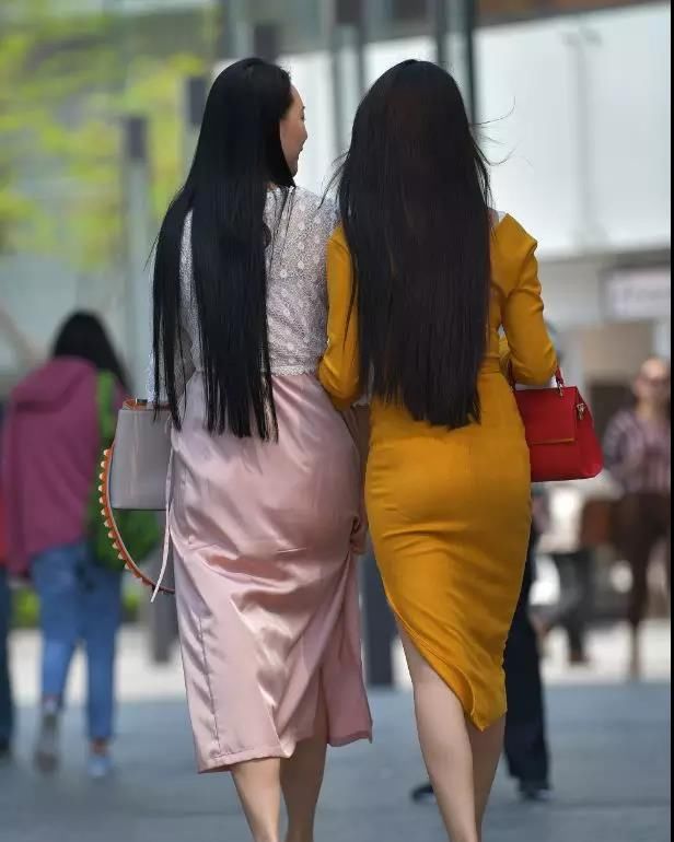 街拍路人,黄色裙子和粉色裙子的穿搭对比,很明显粉色裙子更抢眼