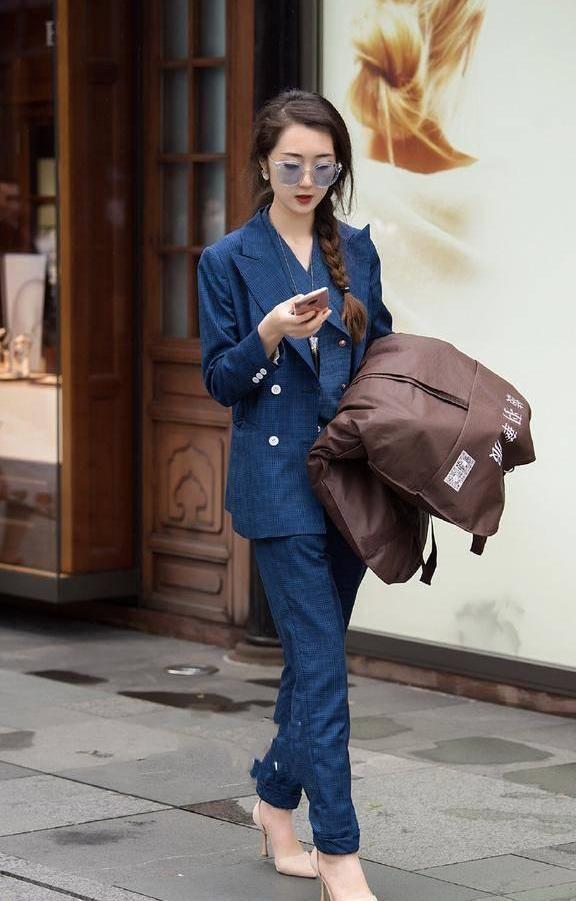 街拍：美女穿法真大胆，胸口挂两块“布条”就上街了