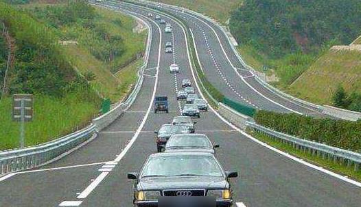  高速：高速不同车道安全性也不同交警没错，走这条道事故率几乎