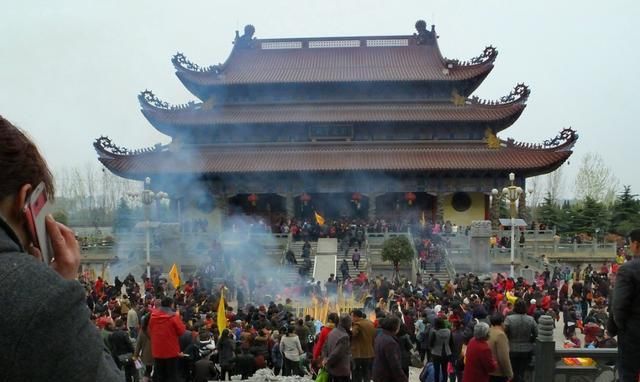 河南不止有少林寺，还有亚洲最大寺院，当地人称之为“小南海”