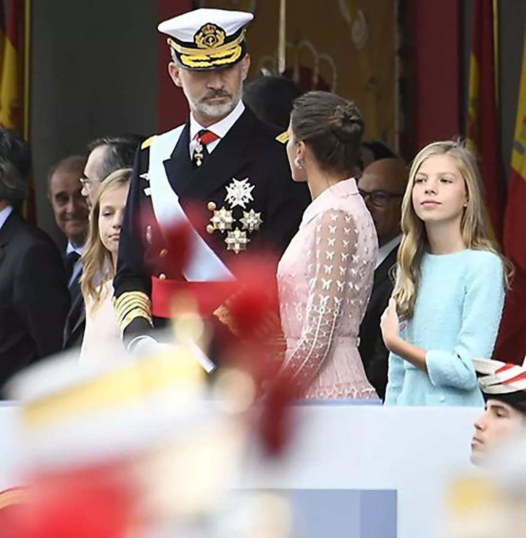 西班牙国王深情款款,低头看妻子爱如初恋,再看