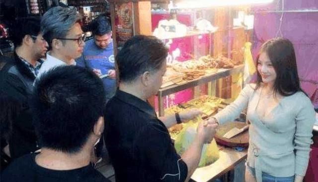 老头脱掉上衣不料纹身暴露身份, 路人疯狂拍照, 警方发现多年秘密