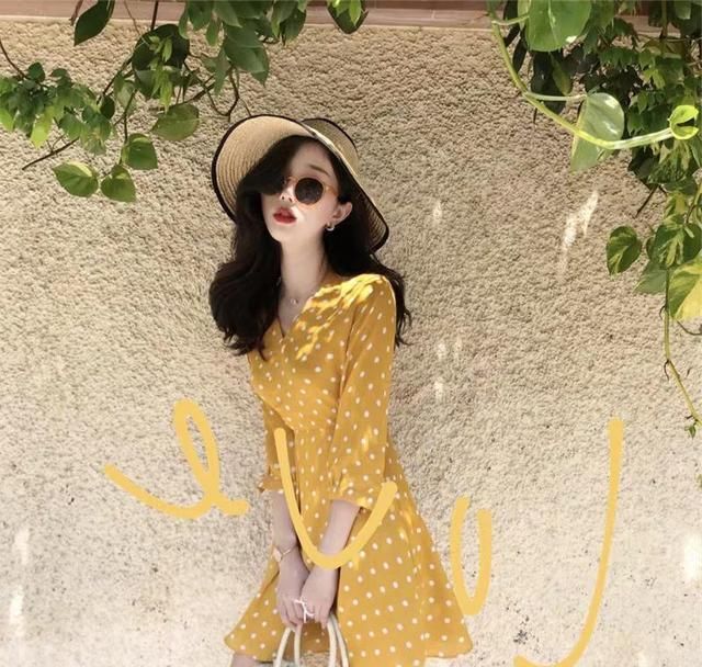  款淡黄：近期这条“浅黄的长连衣裙”忽然就火起来了，女星都会穿它！