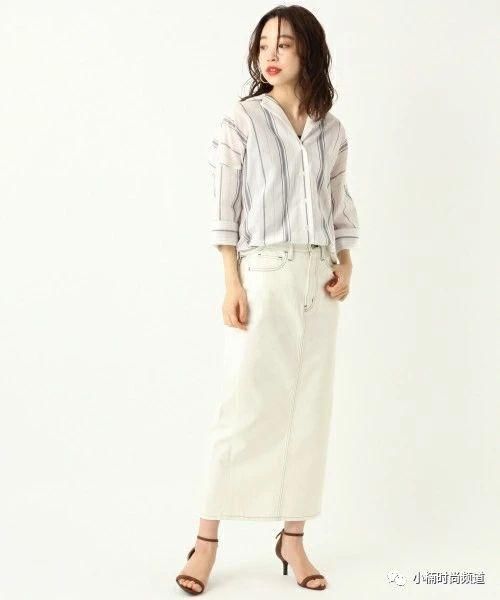 夏天就用白色系丹宁短裙打造成熟利落及休闲清爽穿搭！