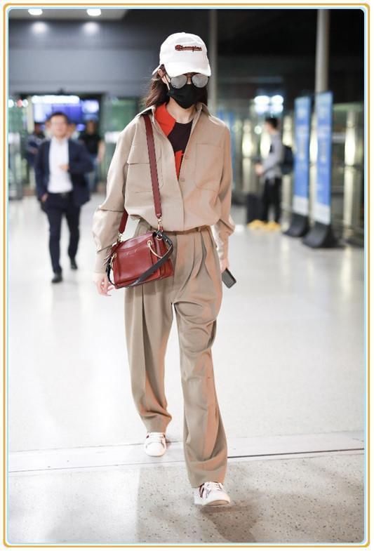 唐嫣为博眼球，肩带上系了两个蝴蝶结，网友：这也太撩人了吧！