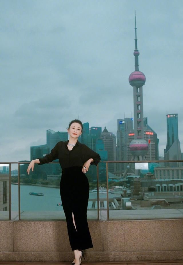  『陈红才』陈红才是最美人家富贵花，珍珠链配条纹黑裙，天然的头额骨美翻了