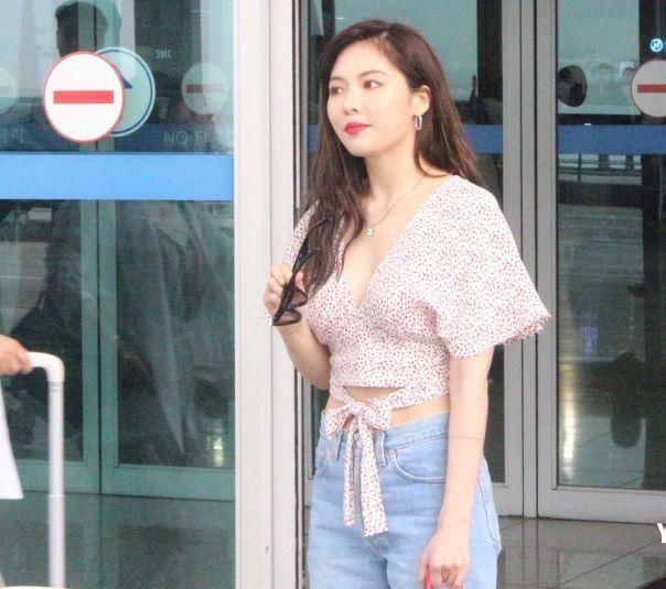 金泫雅厉害了!牛仔短裙+黑色t恤尽显大长腿，网友:腿长2米8