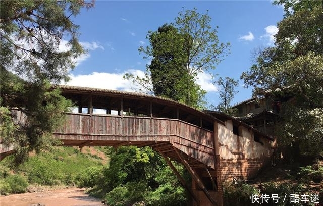 云南建筑大观：站在桥上望云岭