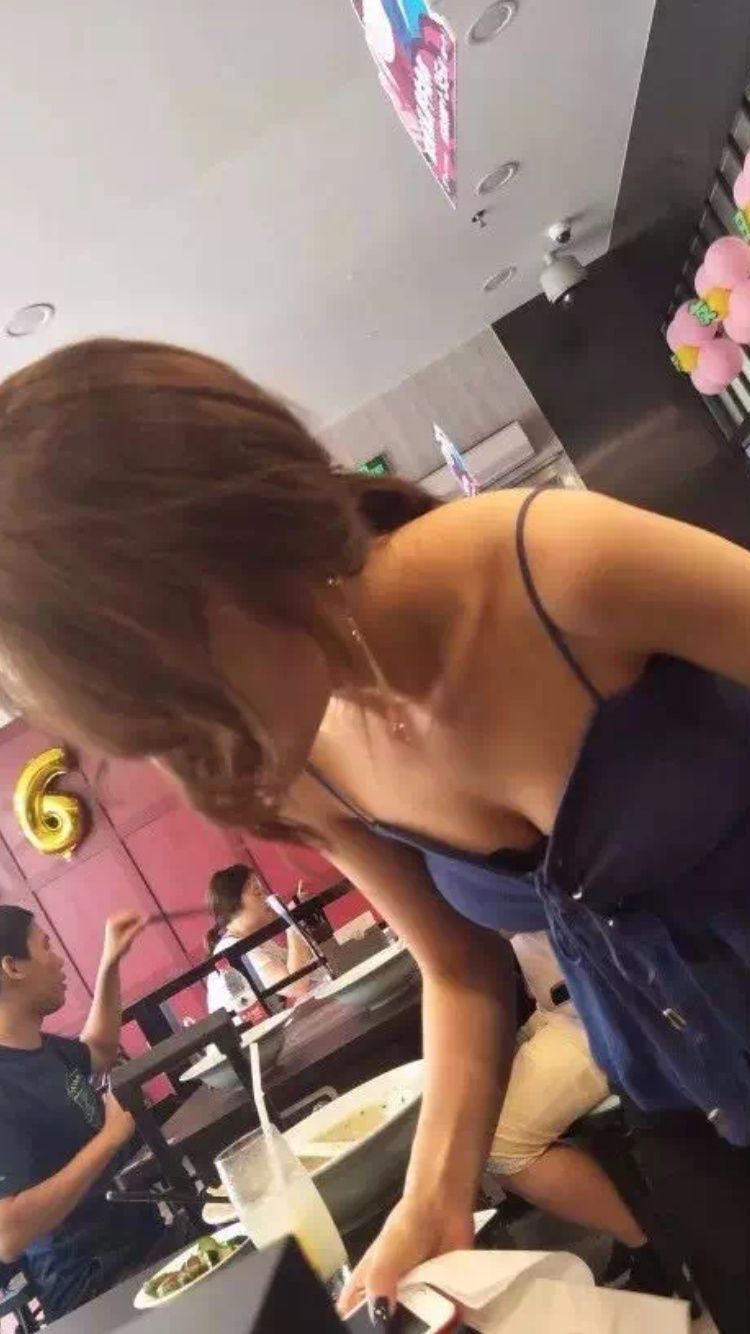 性感街拍丨同样是V领，有的是显山露水，有的是才露尖尖角!