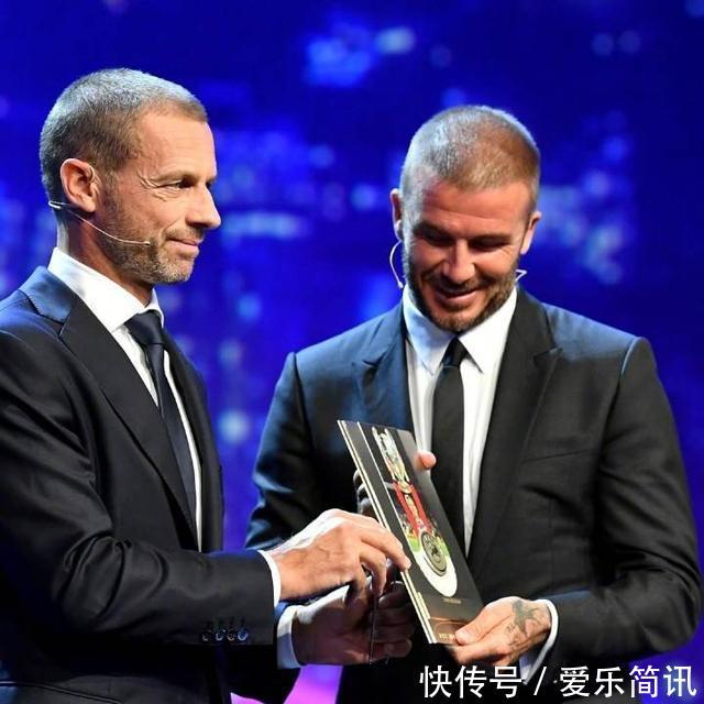 辣妹维多利亚陪老公领奖，穿高跟鞋的脚成功抢镜，网友看着都疼