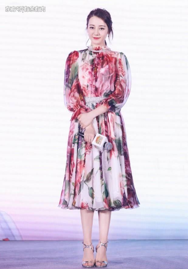 以为穿碎花裙没有人超过迪丽热巴,看到陈乔恩,才知道人外有人!