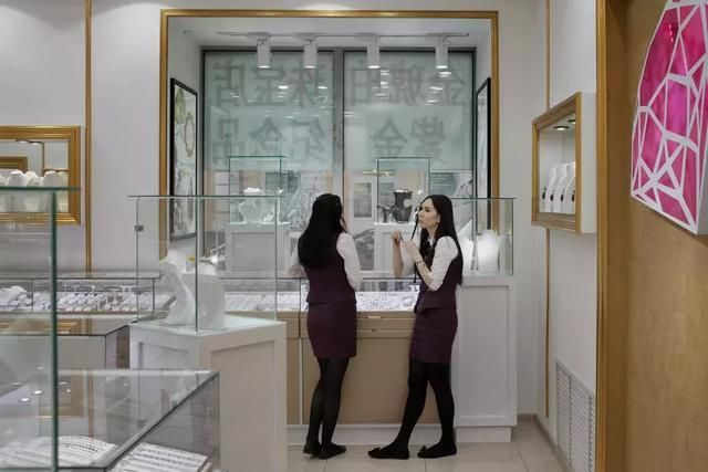 俄罗斯“明珠”贝加尔湖被中国人污染引发当地民众抗议请愿