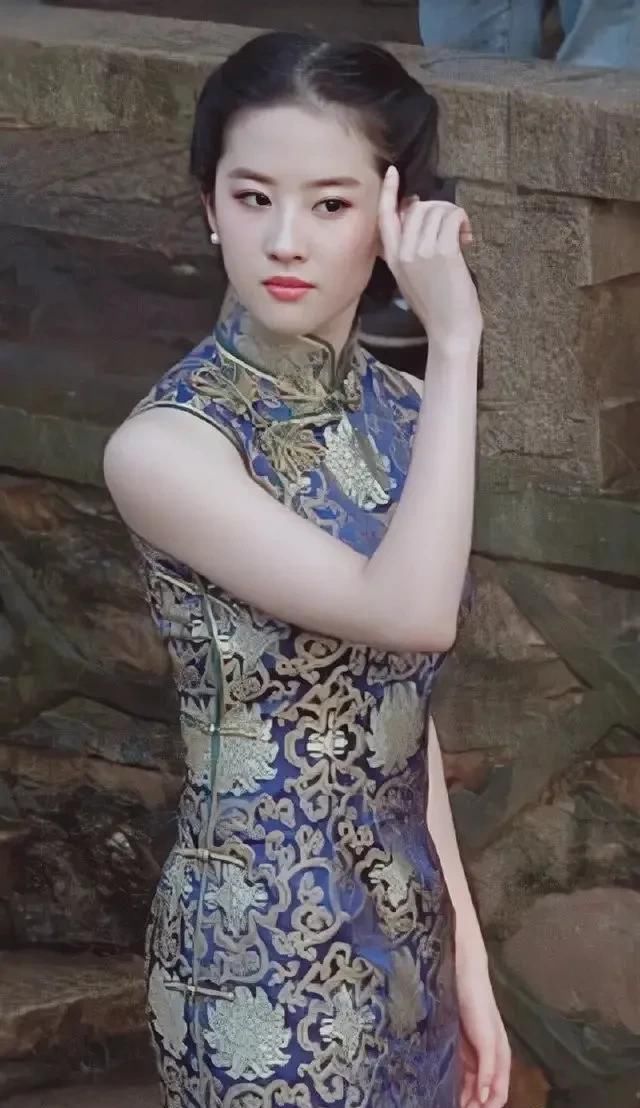 『 复古』穿蓝金旗袍复古典雅，网友：黄金腰臀比，16岁的刘亦菲太绝色