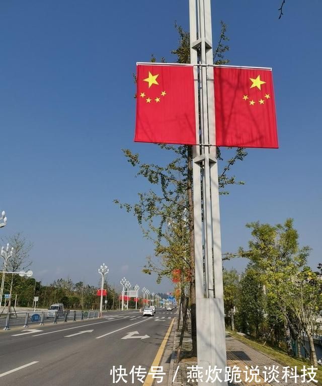 悬挂国旗迎国庆！达城街头洋溢“中国红”