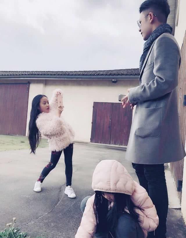  赵薇：赵薇大儿子正面照首曝光！穿衣时髦单眼皮，还相当疼爱妹妹小四月