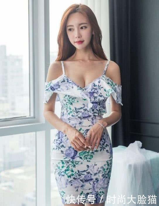 颜值很高的紧身裙美女,身材曼妙匀称,非常显气质!