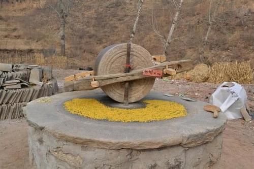  #小贩#被农村人闲置的“石磨石碾”，为何会有小贩去高价收购？