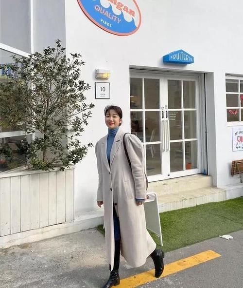 『牛仔裤』早春别穿马丁靴了,今年流行这2双靴子,显瘦显高还很时髦