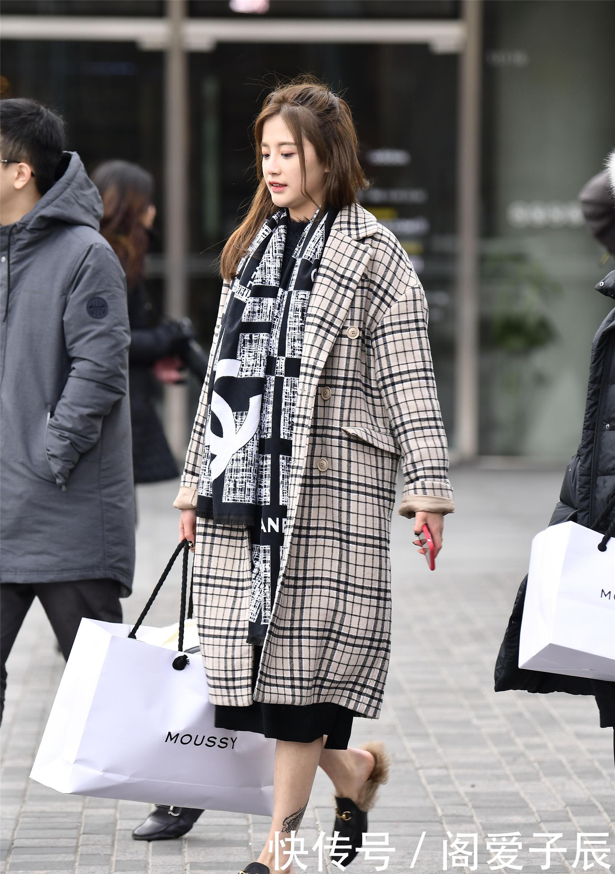  「小腿」街拍：小姐姐不怕冷，灰色方格子风衣搭配黑白色围巾，露着小腿！