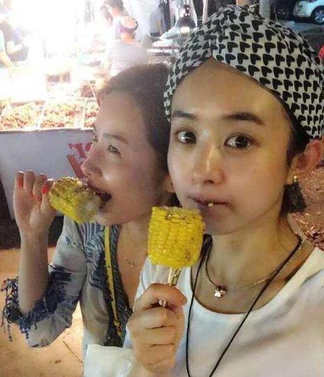 赵丽颖与闺蜜同游泰国, 素颜照被晒出, 网友怒批: 幻想破灭