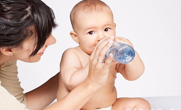  解决■新生儿宝宝需要喂水喝吗？每天应喝多少水？解决宝宝不喝水的妙招