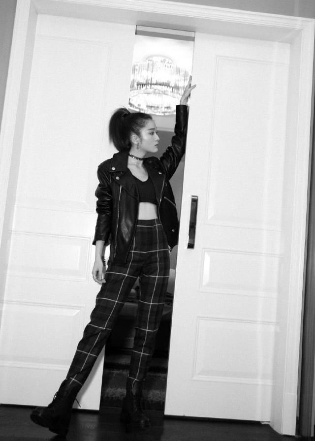 张雪迎穿小背心去机场，却被小肚腩抢镜，网友：把衬衫穿起来吧！