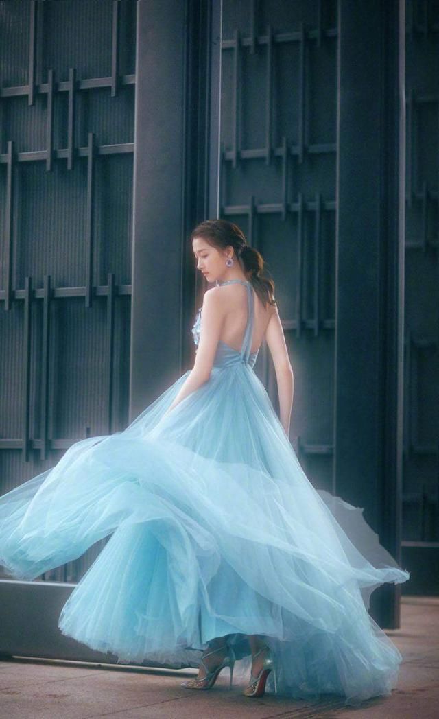 杨幂倪妮唐嫣的美背不相上下，可最好看的还是阮经天的前女友