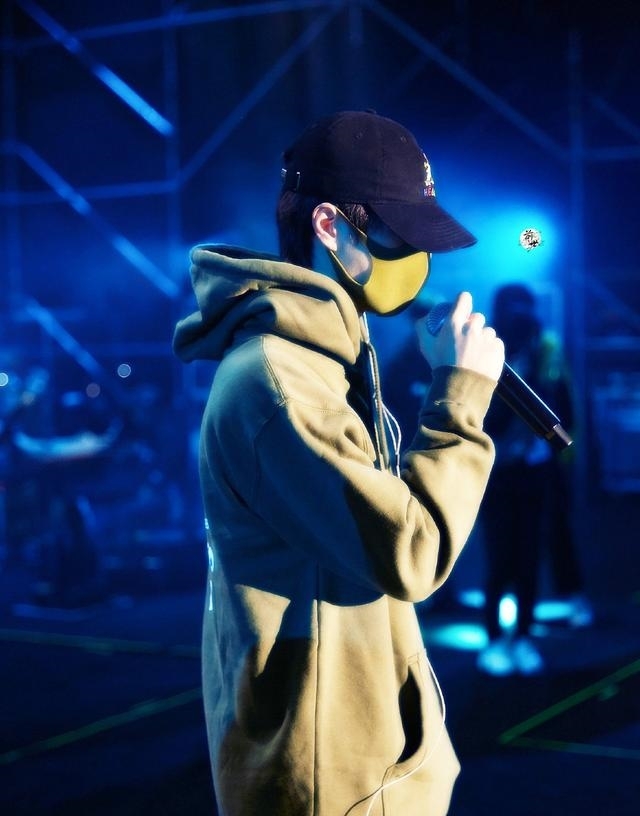 王一博跨年演唱会造型