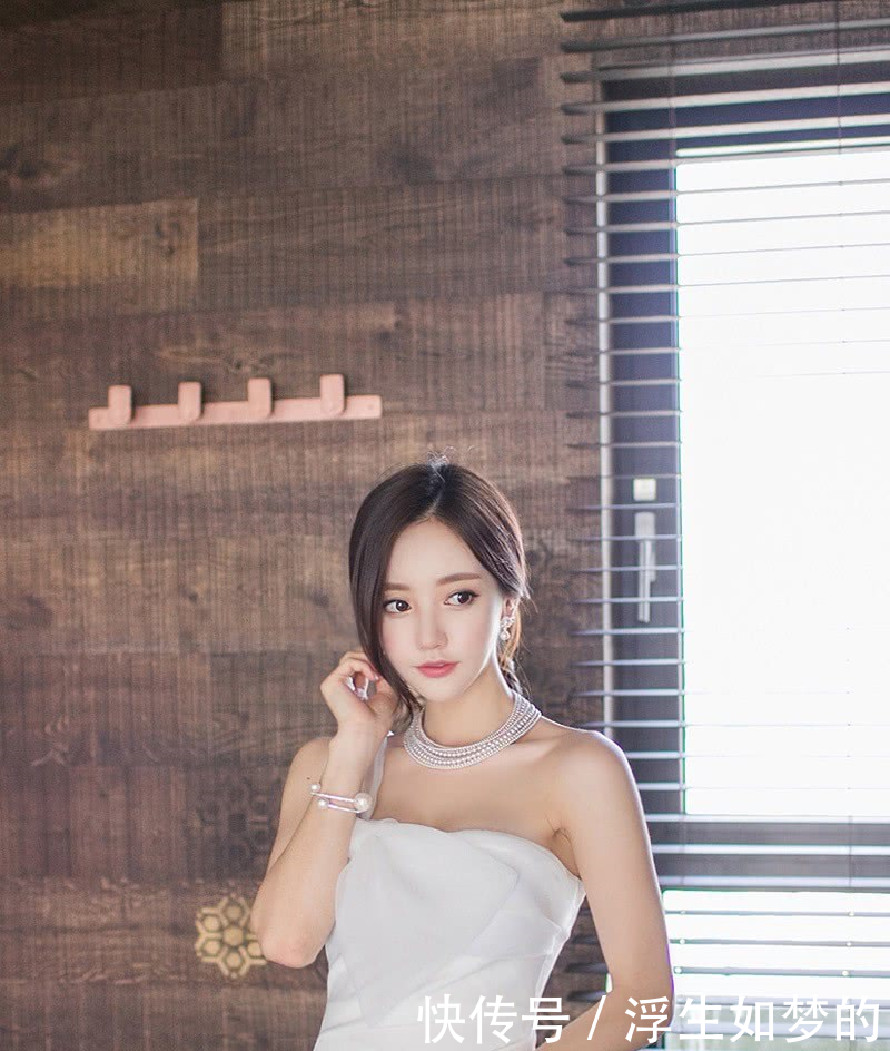 丰满美女嫩模超短裙性感十足