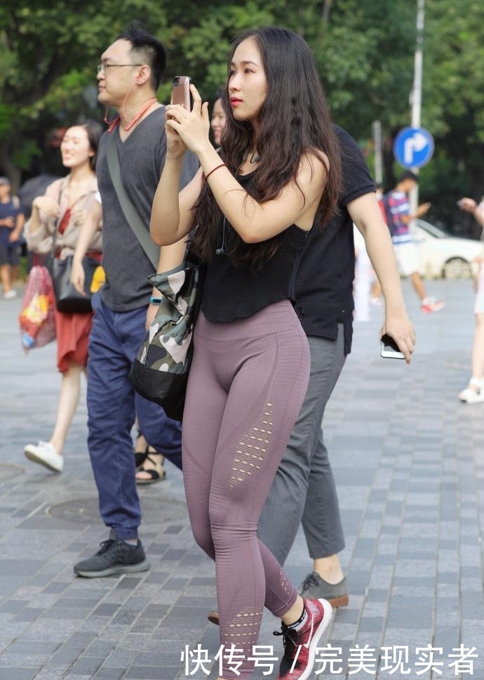 撩到:糟糕, 是心动的感觉, 被穿黑色T恤的小姐姐撩到了,街拍