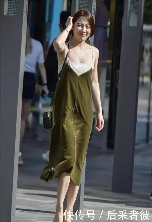 『带着』美女搭配一双浅色系的高跟凉鞋,穿出她的时尚韵味,非常有气质