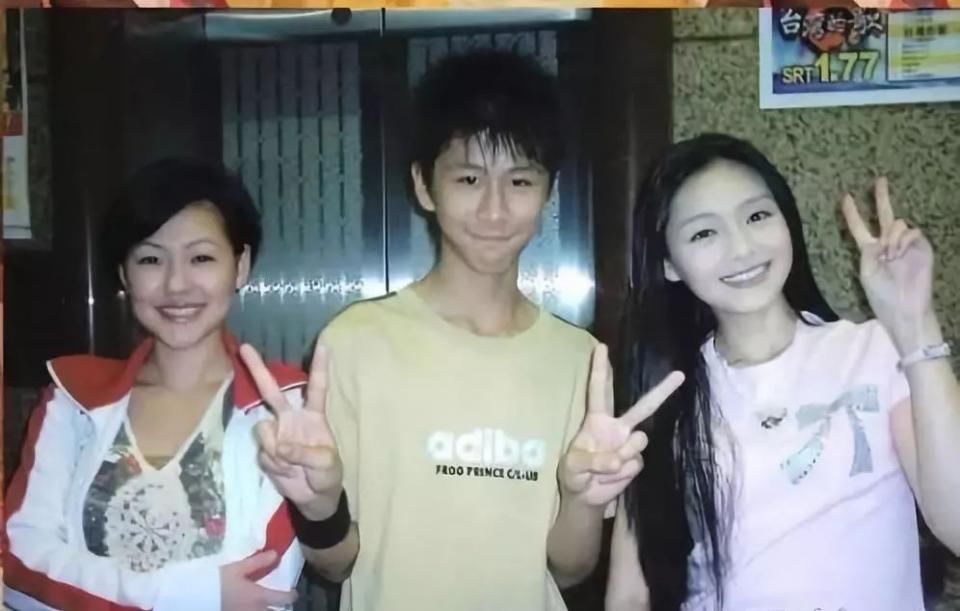 重现杉菜造型!40岁还能做少女，网友:只买大S的帐!