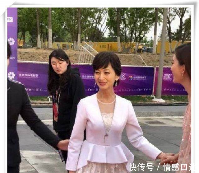 64岁赵雅芝一身搭配尽显优雅气质，然而看到未修图一秒尴尬！