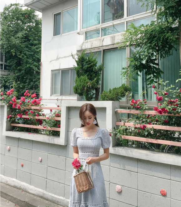 女神孙允珠，明斯克民族花饰波漾淡灰洋裙