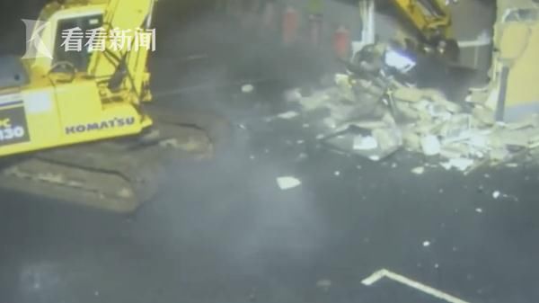<b>爱尔兰一男子深夜开挖掘机把ATM挖出来</b>