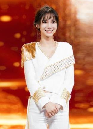 杨颖一袭镂空长裙，尽显出了苗条的好身材，网友：不愧是黄晓明最