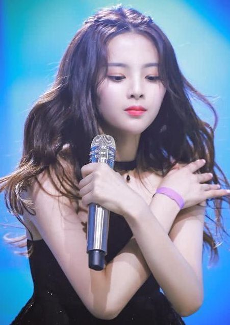 迪丽热巴穿裙子，杨超越穿裙子，网友：谁是真仙女一目了然！