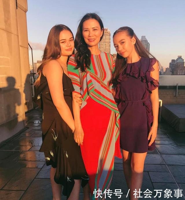 50岁邓文迪时尚路走偏了，印花裙扮嫩太过，最终还是输给了年龄