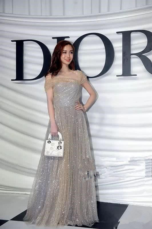 陈法拉杨颖同穿薄纱裙，网友：陈法拉差一支口红，不然稳赢！