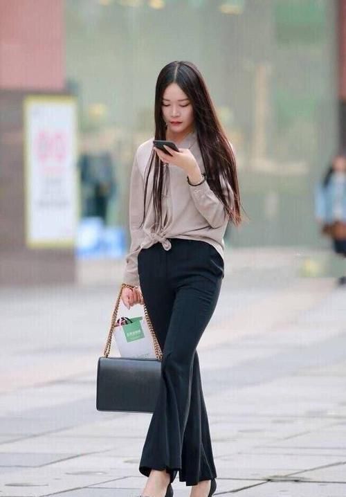  气质■街拍：小姐姐轻盈的条纹上衣搭配阔腿裤，整个人看起来高挑迷人