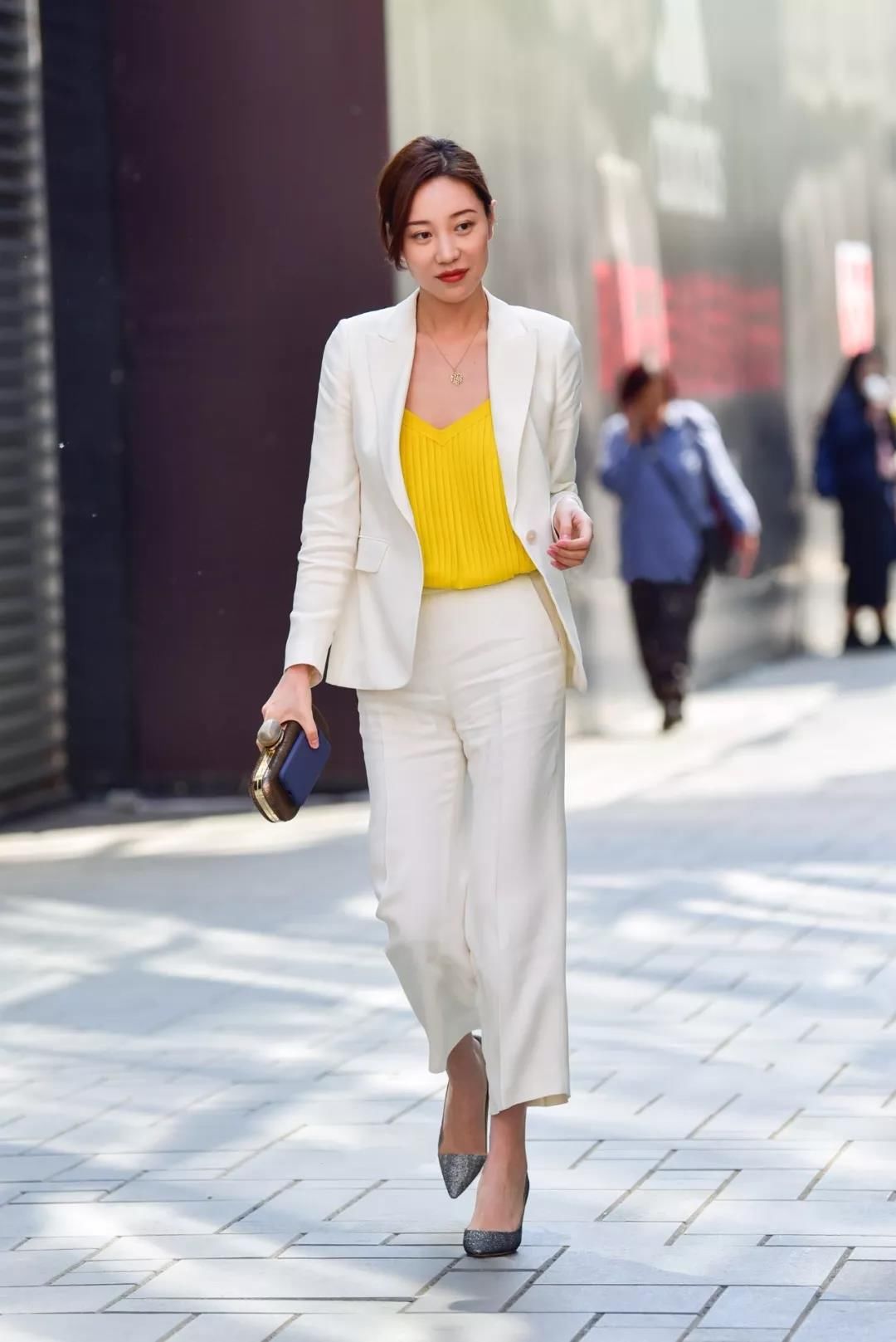 街拍重庆,白色职业装和高跟鞋的穿搭参考,让你彰显美女总裁气质
