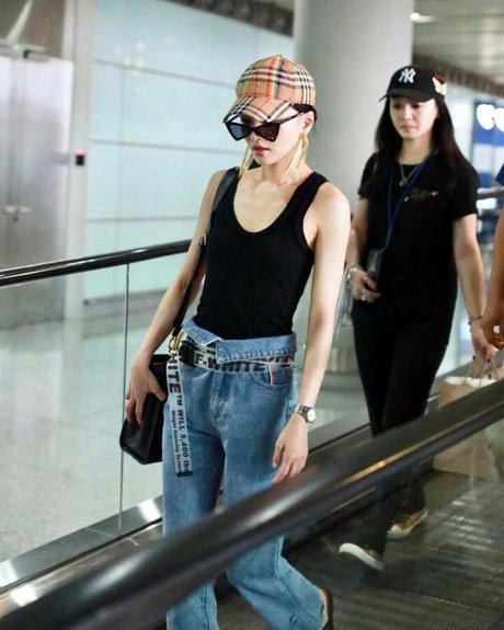 张韶涵这裙子看的人真心难受，全部往腰上塞！网友：怎么脱下来？