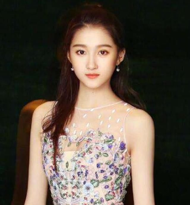 关晓彤真会玩，黑色吊带裙穿出美感，网友:拍照的是谁?