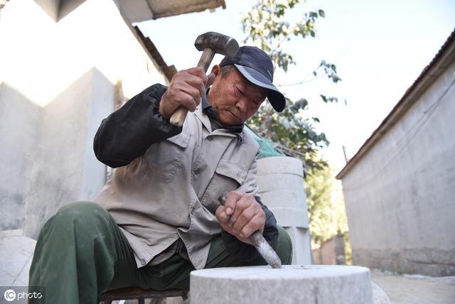  「石磨」67岁老人坚守43年，3天做1个老物件，300元1个卖断货订